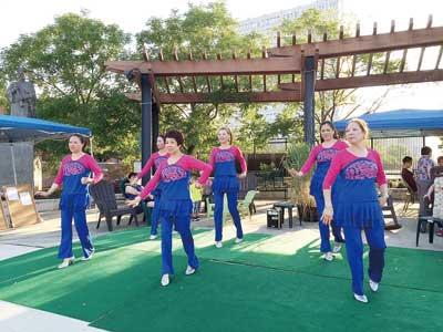 ��ѳǸ���ͬ������½����赸����ʮ�ֹ㳡�����㳡�裬Ӯ������·��ͣ���ۿ������������Ա�ʾ������(�����������ձ���)