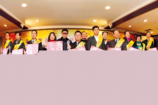 �ܷ�������Բ�Σ���ÿ���˶������������ʵĻ���