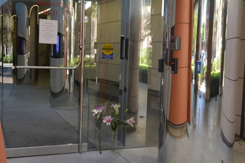 �й����������װ����ϼӴ�����ѧԺSeeley Mudd��ѧ��¥һ¥�ſڣ���ʦ�����ϻ����°����������������ձ���/���� �㣩