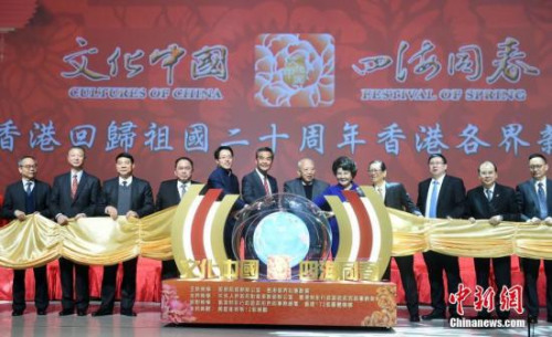 2��10�գ��ɹ���Ժ����칫�Һ�����Ƚ�������������ġ��Ļ��й����ĺ�ͬ��������ף��ۻع������ʮ������۸����´����ᡱ�ں�|�����ݾ��У�ȫ����Э����ϯ�����������������������������������Ӣ�����ߣ�������Ժ����칫��������Ԯƽ�����壩������פ����������������������壩�ȳ�ϯ�� <a target='_blank'  data-cke-saved-href='http://www.chinanews.com/' href='http://www.chinanews.com/'>������</a>���� ���� ��