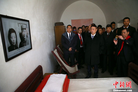 3��20�գ�����Ժ�Ȱ츱���ι�����30���������Ȱ����۰�ͬ���ι����й����������־�ַ�����գ�����Ժ�Ȱ����Ӱ���ʽ�������Ȱ����̡�����ϵ�Ӱ�����Ŀ������Ժ�Ȱ츱���ι�����30�������Ĵ�����ҵ�ĺ����Ȱ����۰�ͬ����ϯ������ʽ�����ǰ�������־�ַ�ιۡ� ���Ȱ����̡�����ϵ�Ӱ�����Ŀ���ǹ���Ժ�Ȱ췢��������Դ���ƣ������ͷ������Ȱ����۰�ͬ��������������������裬����������������ƶ���ᡣ <a target='_blank' href='http://www.chinanews.com/'>������</a>���� ��Զ ��