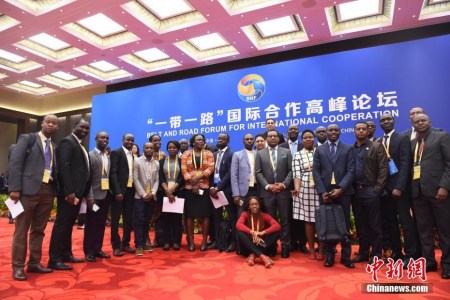 5��15�գ��ڱ����ɷá�һ��һ·�����ʺ����߷���̳����������Ǻ�Ӱ���<a target='_blank' href='http://www.chinanews.com/'>������</a>���� ���� ��