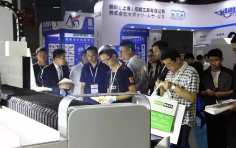 �Ϻ���չ����չ�����޹�˾����ġ��Ϻ����ʻ���չ����1999������Ӫ���ѳɹ��ٰ���19�죬һֱ������Ϊ������������˼��û���ҵ���Ч��չʾ��������ó�׶Խ�ƽ̨�����С����ɷ�չ ���Ϲ�Ӯ���������������ľ����������г�����չ���õ��˻�����ҵ�ڶ�չ�̺�רҵ���ڵĹ㷺�Ͽɺʹ���֧�֡�����ǰ�������漤�ҵ��г��������г������Ԫ�仯�Ļ����£�����������ҵ�����ڲ�ҵ�ṹ����Ʒ�ṹ����������ת�������׶Σ���Ҳ��չ�����ݼ�����Ʒ�ʵĳ��������������˸��ߵ�Ҫ��