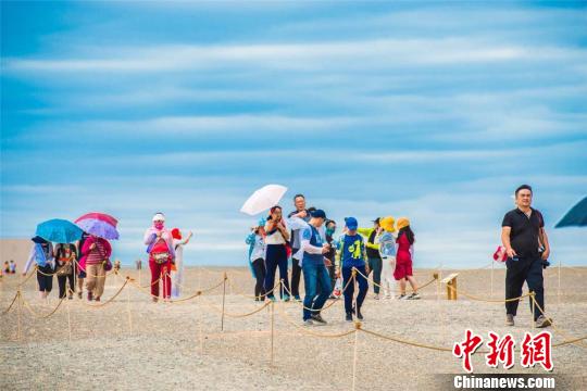 7月底至8月初,正值甘肃敦煌的旅游旺季,敦煌各大景区中外游客纷至沓来,雅丹魔鬼城更是人流如织。 王斌银 摄 7月底至8月初,正值甘肃敦煌的旅游旺季,敦煌各大景区中外游客纷至沓来,雅丹魔鬼城更是人流如织。 王斌银 摄