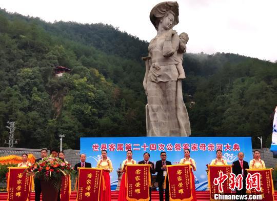 ������������׳�͡����ĸ�׺ӣ�ÿһ��Ѱ���д�����һ��