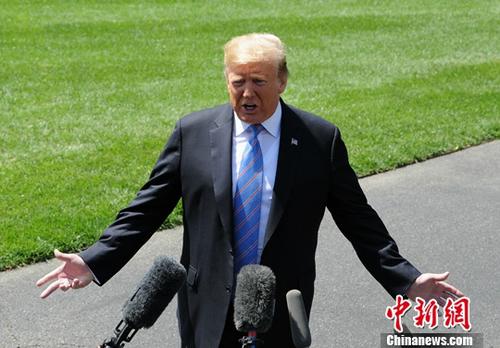 当地时间5月14日,美国总统特朗普在白宫否认准备向中东派遣12万美军的计划。图为特朗普在出发赴路易斯安那州前接受记者采访。<a target='_blank' href='http://www.chinanews.com/'>中新社</a>记者 陈孟统 摄 点击进入下一页