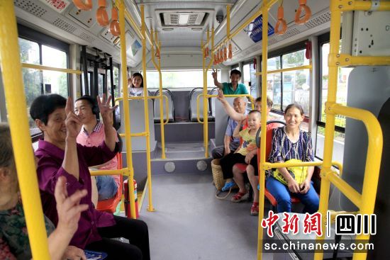 龙马潭区全域公交。 汪静 摄 龙马潭区全域公交。 汪静 摄