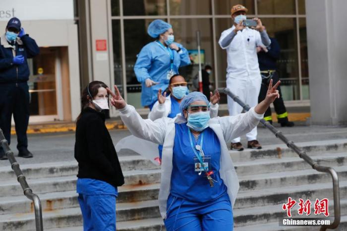 纽约西奈山西区医院医务工作者向鼓掌民众表示感谢。 <a target='_blank' data-cke-saved-href='http://www.chinanews.com/' href='http://www.chinanews.com/'>中新社</a>记者 廖攀 摄 点击进入下一页